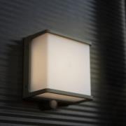 LED solcelle-væglampe Doblo med sensor, bredde 15 cm