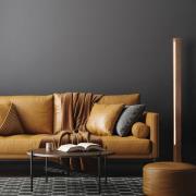 LED-stående trælampe Teo, valnød, 120 cm, touch-dæmper