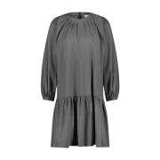 Moderne Mørkegrå Kjole med Unikke Detaljer