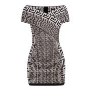 Luksuriøs kropsnær kjole med monogramdesign