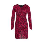 Rød og sort leopardprint kjole
