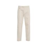 Beige Chinos med Plisser og Væsentlige Detaljer