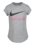 Nkg Swoosh Jdi S/S Tee / Nkg Swoosh Jdi S/S Tee Nike Grey