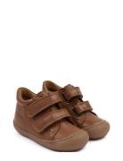 First™ Sport Velcro Shoe Pom Pom Brown