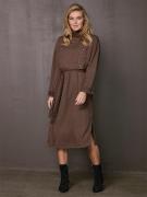 NÜ Denmark Vibeke Dress Kvinde Dark Brown Midi Kjoler Str L - hos Maga...