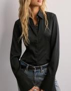 Nelly - Sort - Slim Fitted Satin Shirt