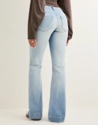 Nelly - Blå - Super Low Heart Pocket Bootcut Jeans