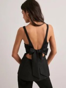 Neo Noir - Sort - Agape Structure Tie Top