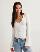 Nelly - Hvid - Ultra Soft V Neck LS Top