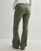 Nelly - Grøn - Low Waist Bootcut Stitch Jeans
