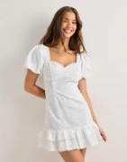 Nelly - Hvid - Cute Embroidered Dress