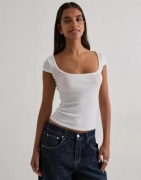 Nelly - Hvid - Perfect Basic Short Sleeve Top